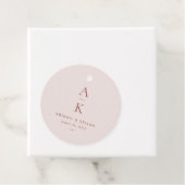 Eenvoudige Moderne Blush Bruin Monogram Bruiloft Bedankjes Labels (In situ)