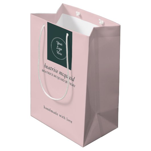 Eenvoudige, moderne Blush Roze uw Logo Medium Cadeauzakje (Achterkant Gekanteld)