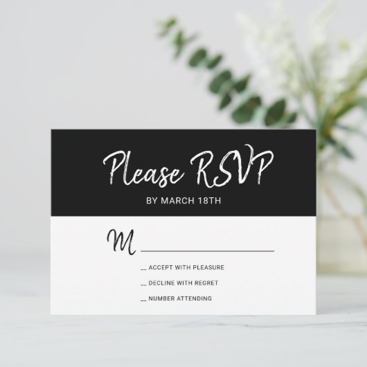 Eenvoudige moderne bruiloft met zwarte en witte ty RSVP kaartje (Staand voorkant)