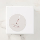 Eenvoudige Moderne Crème Bruin Monogram Bruiloft Bedankjes Labels (In situ)