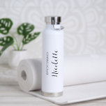 Eenvoudige moderne elegante bruidsmeisje bruiloft waterfles<br><div class="desc">Moderne zwarte en witte bruiloft waterfles met een eenvoudig en minimalistisch design met "bridesmaid" en haar naam in een elegant script. Een schattig en meisje cadeau voor je bruidsmeisjes.</div>