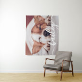 Eenvoudige moderne, elegante grafische naam en fot wandkleed (In situ)