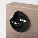 Eenvoudige moderne elegante namen voor monogram br ronde sticker<br><div class="desc">Trendy bold bride and groom noemt de moderne,  eenvoudige,  minimalistische zwarte bruine envelop voor een keurmerk met een ampersand.            Geschikt voor hedendaagse stijl om het even welke seizoensbruiloften.</div>