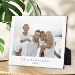Eenvoudige moderne familie vakantie foto herinneri fotoplaat<br><div class="desc">Geef favoriete herinneringen van uw familievakantie weer met dit aangepaste fotosjabloon tafelblad plaqueontwerp. Het heeft een horizontale fotosjabloon voor het selecteren van een favoriete vakantiefoto, samen met een tekst sjabloon voor labelling met de stad of plaats en het jaar. Dit soort herinneringen zal voortleven en een glimlach brengen elke keer...</div>