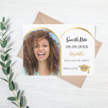 Eenvoudige moderne foto boog goud Graduation Party Save The Date<br><div class="desc">Een foto Bewaar de datumkaart voor een afstudeerfeest. Aan de voorkant: Voeg je eigen foto van de afstuderen grootte toe. Faux gouden fotoboog lijst. Een chique witte achtergrond, zwarte tekst. Sjablonen voor naam en datum. De naam en de tekst: Save the Date zijn geschreven met een modern handgeschreven stijlscript. Met...</div>