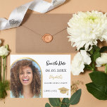 Eenvoudige moderne foto boog goud Graduation Party Save The Date<br><div class="desc">Een foto Bewaar de datumkaart voor een afstudeerfeest. Aan de voorkant: Voeg je eigen foto van de afstuderen grootte toe. Faux gouden fotoboog lijst. Een chique witte achtergrond, zwarte tekst. Sjablonen voor naam en datum. De naam en de tekst: Save the Date zijn geschreven met een modern handgeschreven stijlscript. Met...</div>
