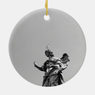 Eenvoudige, moderne foto van de zeemeeuw bovenop h keramisch ornament