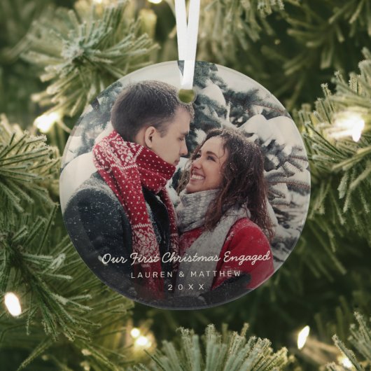 Eenvoudige moderne foto van ons eerste kerstfeest glas ornament (Insitu)