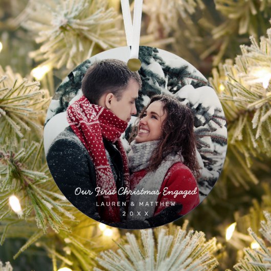 Eenvoudige moderne foto van ons eerste kerstfeest metalen ornament (Insitu)