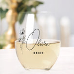 Eenvoudige Moderne Gepersonaliseerde Bruid Bloemen Wijnglas Zonder Voet<br><div class="desc">Op zoek naar een chique, trendy, maar toch eenvoudig cadeau voor de bruid? Deze wilde bloem moderne script stemloze wijnglazen zijn een praktisch geschenk dat ze kan gebruiken, zelfs na haar trouwdag! Alle tekst, inclusief titel- en scriptnamen, kan worden gewijzigd. Je kunt de titel aanpassen aan het hele huwelijksfeest! (Ex....</div>
