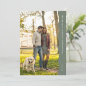 Eenvoudige moderne golvende rand salie groene foto save the date (Staand voorkant)