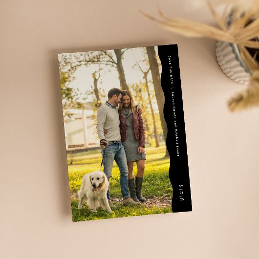 Eenvoudige moderne golvende rand zwart-wit foto save the date