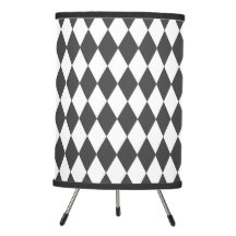 Eenvoudige moderne gouden driepootlamp met een kla