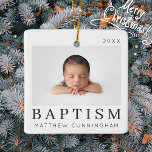 Eenvoudige, moderne grafische aangepaste Baptisme- Keramisch Ornament<br><div class="desc">Het ontwerp is samengesteld uit moderne chic typografie met sans serif en serif doopvont. Voeg een douanefoto van baby en jaar toe.</div>
