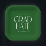 Eenvoudige, moderne groene graduatiepartij papieren bordje<br><div class="desc">De grafische,  elegante en eenvoudige papieren borden van het afstuderen zijn een eenvoudig modern type op een groene achtergrond met de naam van de afgestudeerde afgestudeerden en de graduerende klasse.</div>