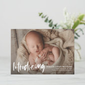 Eenvoudige moderne kalligrafie Baby Drie Fotogeboo Aankondiging (Staand voorkant)