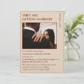 Eenvoudige moderne krant geïnspireerde bruiloft kaart (Staand voorkant)