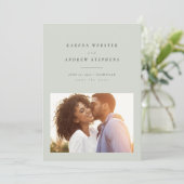 Eenvoudige, moderne lichtgroene foto waarop de dat save the date (Staand voorkant)