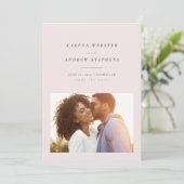 Eenvoudige, moderne, lichtroze foto waarop de datu save the date (Staand voorkant)