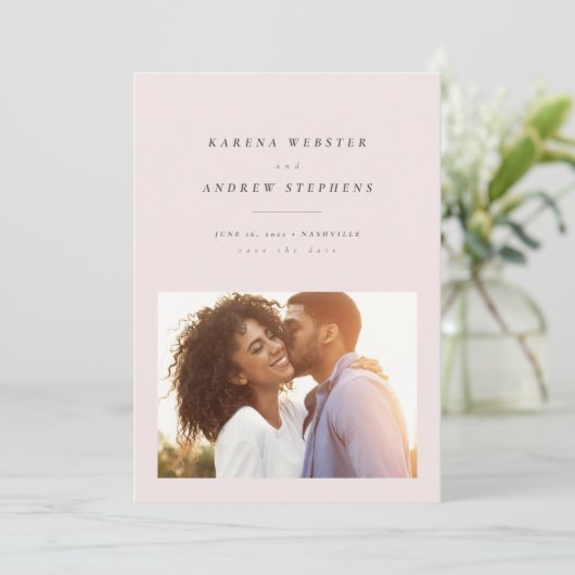 Eenvoudige, moderne, lichtroze foto waarop de datu save the date (Staand voorkant)