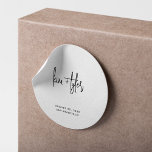 Eenvoudige moderne minimalistische zwart-wit bruil ronde sticker<br><div class="desc">Eenvoudige elegante minimal handschrift script paar bruid en bruidegom zwarte namen witte bruiloft envelop seal of cadeau wrap sticker.</div>