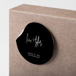 Eenvoudige moderne minimalistische zwart-wit bruil ronde sticker<br><div class="desc">Eenvoudige elegante minimal handschrift script paar bruid en bruidegom namen zwart en wit bruiloft envelop afdichting of cadeau wrap sticker.</div>