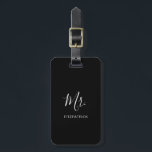 Eenvoudige moderne Mr. Groom Pas getrouwd Elegant Bagagelabel<br><div class="desc">Eenvoudig bagagelabel met "Mr."in een elegant manuscript samen met uw familienaam in wit over een zwarte achtergrond. Dit moderne bagagelabel maakt het perfecte trouwcadeau voor een nieuwe bruidegom voor zijn huwelijksreis.</div>