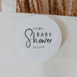 Eenvoudige moderne neutrale Baby showers Button<br><div class="desc">Vier je kleintje met onze eenvoudige, moderne neutrale baby showers knop, met een minimalistisch zwart-wit ontwerp dat modern en is. Met zijn strakke, boho-geïnspireerde esthetiek is de hedendaagse, genderneutrale sfeer ideaal voor het verwelkomen van een babyjongen of meisje in elk seizoen - of het nu herfst, winter, lente of daarbuiten...</div>