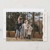 Eenvoudige moderne neutrale golvende rand kerstfot feestdagenkaart (Voorkant)