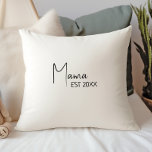 Eenvoudige moderne neutrale Mama Est Kussen<br><div class="desc">Vier je kleintje met ons eenvoudige, moderne, neutrale kussen met de beste worp, met een minimalistisch zwart-wit ontwerp dat modern en is. Met zijn strakke, boho-geïnspireerde esthetiek is de hedendaagse, genderneutrale sfeer ideaal voor het verwelkomen van een babyjongen of meisje in elk seizoen - of het nu herfst, winter, lente...</div>