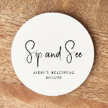 Eenvoudige moderne neutrale sip en see ronde kartonnen onderzetter<br><div class="desc">Vier je kleintje met ons eenvoudige, moderne, neutrale slokje en bekijk het ronde papieren onderzetter, met een minimalistisch zwart-wit ontwerp dat modern en is. Met zijn strakke, boho-geïnspireerde esthetiek is de hedendaagse, genderneutrale sfeer ideaal voor het verwelkomen van een babyjongen of meisje in elk seizoen - of het nu herfst,...</div>