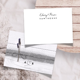 Eenvoudige moderne paar rustieke lavendel bruiloft notitiekaartje