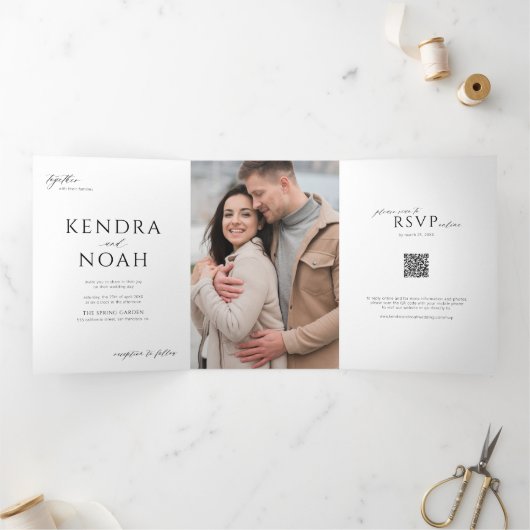 Eenvoudige moderne QR-code FOTO elegante bruiloft Drieluik Uitnodiging (Binnen)