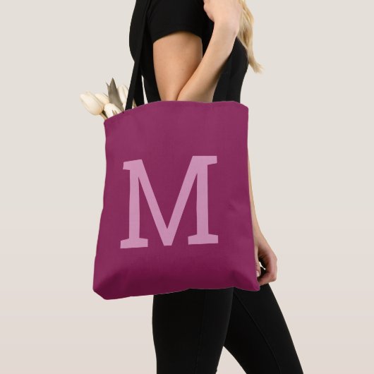 Eenvoudige moderne Raspberry Monogram Initiaal Can Tote Bag (Dichtbij)
