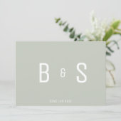 Eenvoudige Moderne Sage Monogram QR Code Bewaar de Save The Date (Staand voorkant)