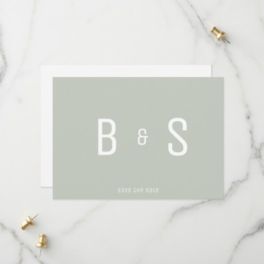 Eenvoudige Moderne Sage Monogram QR Code Bewaar de Save The Date (Voorkant / Achterkant in situ)