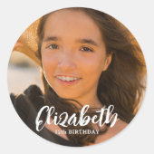 Eenvoudige moderne script verjaardagsgroet met fot ronde sticker (Voorkant)