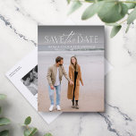 Eenvoudige moderne stijlvolle foto opslaan van de  aankondigingskaart<br><div class="desc">Deze eenvoudige maar stijlvolle foto save the date briefkaart is de perfecte manier om je verloving en aanstaande bruiloft aan vrienden en familie aan te kondigen. De voorkant van deze verticale save the date is voorzien van een modern type behandeling in wit bovenaan een enkele foto. De achterkant is voorzien...</div>