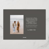 Eenvoudige moderne stijlvolle save the date foto folie uitnodiging (Achterkant)