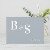 Eenvoudige moderne stoffige blauwe monogram QR sav Save The Date (Staand voorkant)