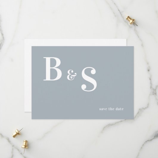 Eenvoudige moderne stoffige blauwe monogram QR sav Save The Date (Voorkant / Achterkant in situ)