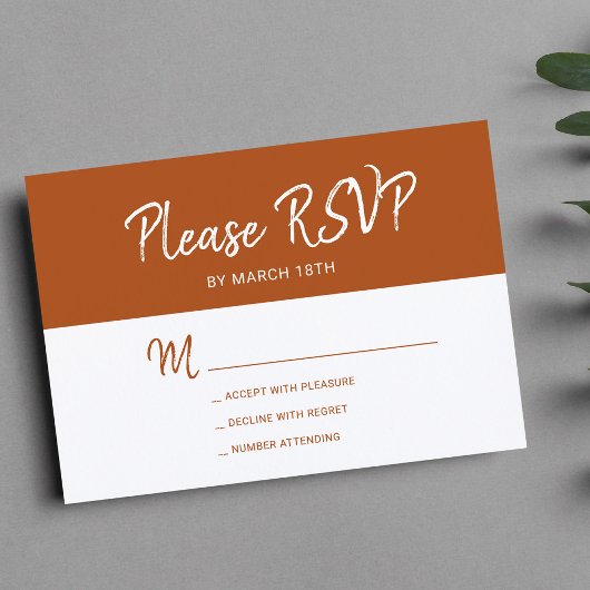 Eenvoudige moderne terracotta-typografie bruiloft RSVP kaartje