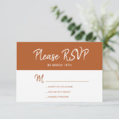 Eenvoudige moderne terracotta-typografie bruiloft RSVP kaartje (Staand voorkant)