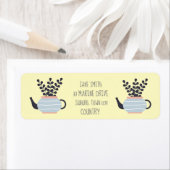 Eenvoudige moderne theepot met plant pastel etiket (Insitu)