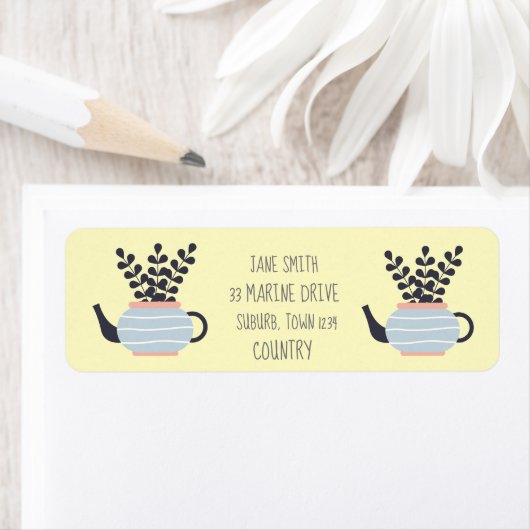 Eenvoudige moderne theepot met plant pastel etiket (Insitu)