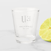 Eenvoudige Moderne Trouw Monogram Huwelijk Shot Glas (Achterkant)