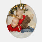 Eenvoudige moderne tweelingen eerste kerstfoto keramisch ornament (Links)