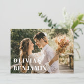Eenvoudige moderne typografie foto groen bruiloft kaart (Staand voorkant)
