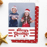 Eenvoudige, moderne Typografie Retro Merry Kerstry Feestdagenkaart<br><div class="desc">Fun retro  typografie de fotokaart MERRY CHRISTMAS met uw douanefoto en bericht met eenvoudige rode streep van het snoep. Op de achterkant is een schattig puntpatroon op rood.</div>