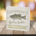 Eenvoudige moderne  vis op hout houten kist print<br><div class="desc">Dit ontwerp is voorzien van een moderne houten look, geweldig voor mannen, mannelijk voor hem visser, een hengelsportvisserij buiten, een largemouth bass-bos, een eenvoudige minimalistische typografische tekst, een trendy stijlvol kalligrafiemanuscript, een moderne elegante illustratie van de waterverf, naar het noorden van bossen eenvoudige minimale, humoristische kunstdecovis voor wilde dieren, aangepaste...</div>
